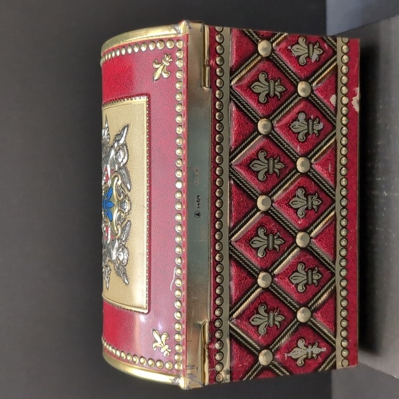 VGT, Medieval Themed Treasure Chest Red/Gold Trinket Box. - Picture 3 of 9